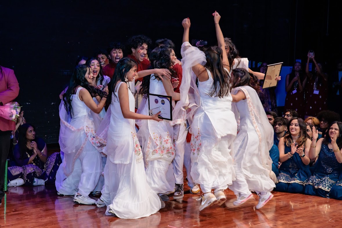 Dhunki performing